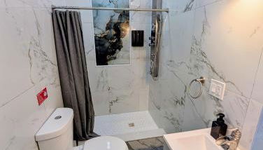 Newly Renovated 2B 2BA apt! mins to PATH & NY! - Foto 3