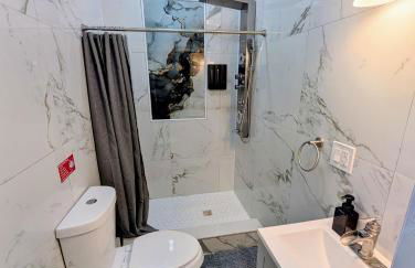 Newly Renovated 2B 2BA apt! mins to PATH & NY! - Foto 3