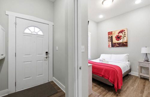 Charming Home in the Highlands W Private Backyard - Foto 36