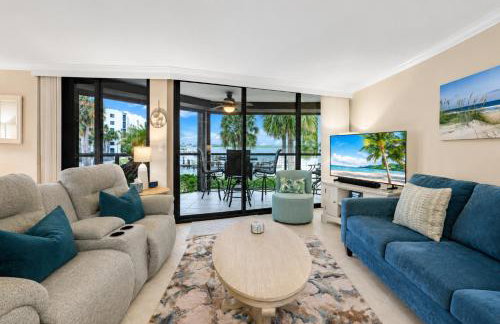 Waterfront Island Oasis! Heated Pool with Stunning View & 2 Full Bath - Foto 3