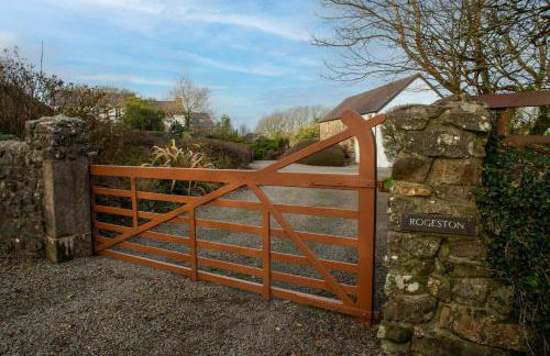 Little Rogeston Cottage Nolton Haven - Photo 32