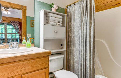 Serene Maggie Valley Retreat with Deck and Hot Tub! - Foto 18