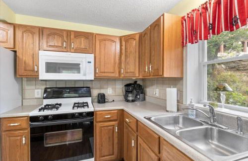 Lakefront Escape, Sunrise Views, Boat Slip & Community Dock Access - Foto 16