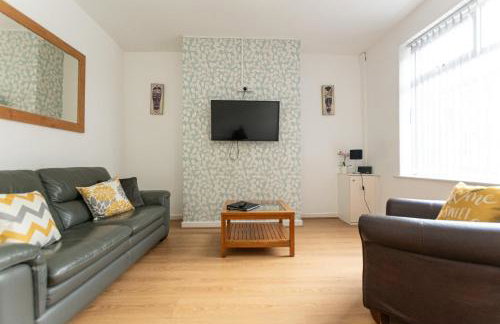 Comfy 2BR Home in Leigh Ideal for Families & Work Stays Sleeps 4 - Photo 2