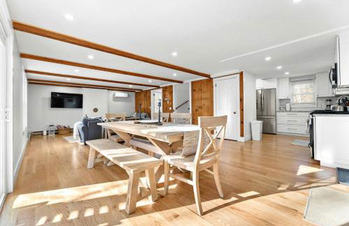 Family Getaway Walkable to Town - Foto 18