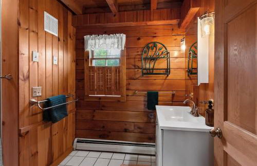 Cozy Athens Cabin on the Lake with Hot Tub & Backyard - Foto 8