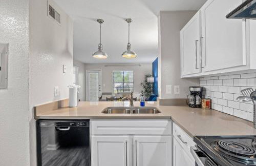 Modern 2BR near Downtown Pool, Gym, Free Parking - Foto 5