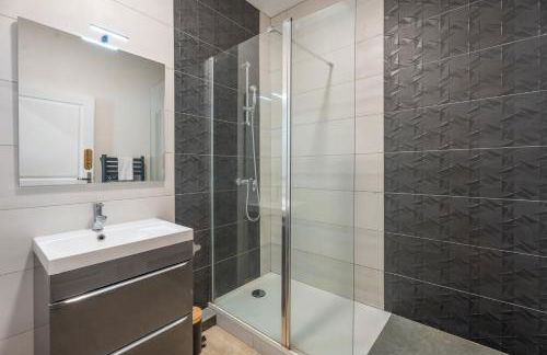 Angoulême, cosy T2 centre ville , TV , WIFI , 4 pers , moderne , parking - Foto 18