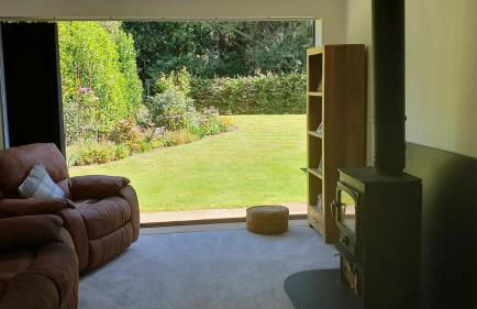 Large private home with small lake and garden - Photo 31