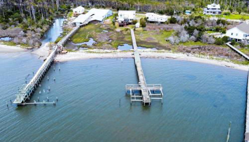 Shipwrecked Shack Waterfront House Boat on Land - Foto 3