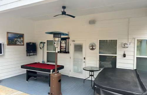 Charming Escape with Hot Tub & Fire Pit Winter Haven! - Foto 17