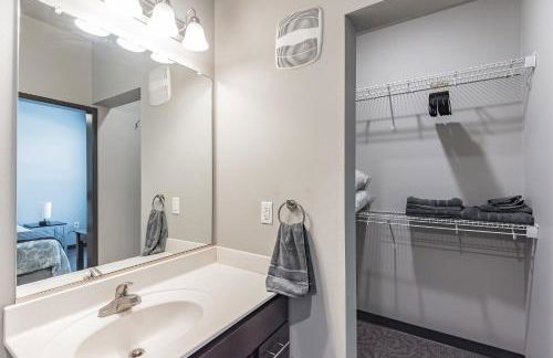 Modern Stay Near Jack Trice Stadium - Walk to ISU - Foto 9