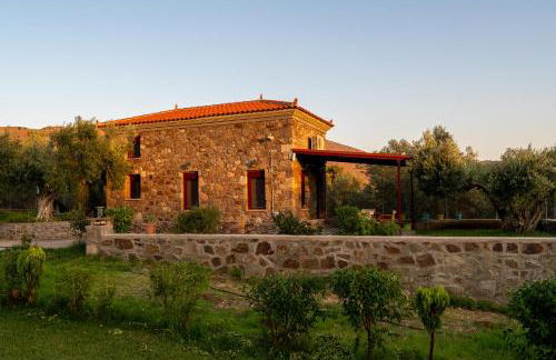 Villa & Stone House with Pool, 10 Mins to Skala Eressos Beach - Foto 20