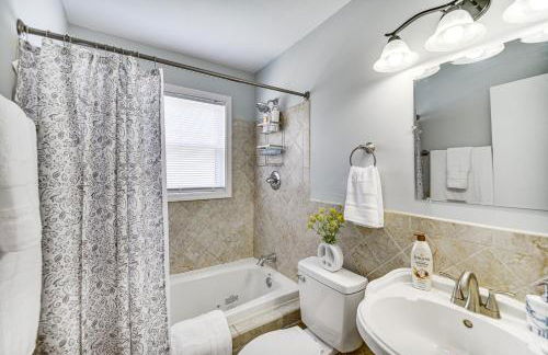 1 Mi to Beach Home with Patio and Grill in Hampton! - Foto 14