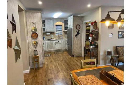 StockYards!-1 block away ! Cowboy Cottage sleeps 9 - Foto 14