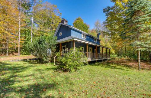 Love Shack Retreat Cabin with Deck and Yard! - Foto 24