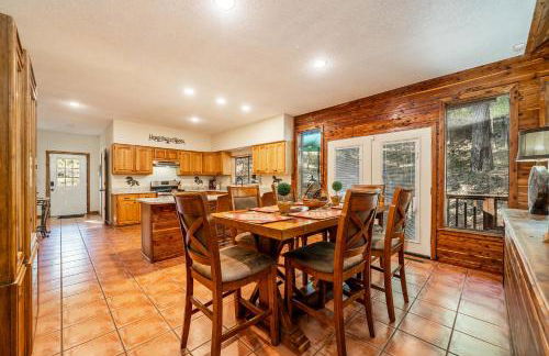 Luxury Rock Creek Cabin w Deck by Lake Hamilton - Foto 11