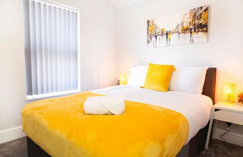 4 Bedrooms Spacious House With 2 Bathrooms Free Parking - sleeps up to 10 guests - Foto 17