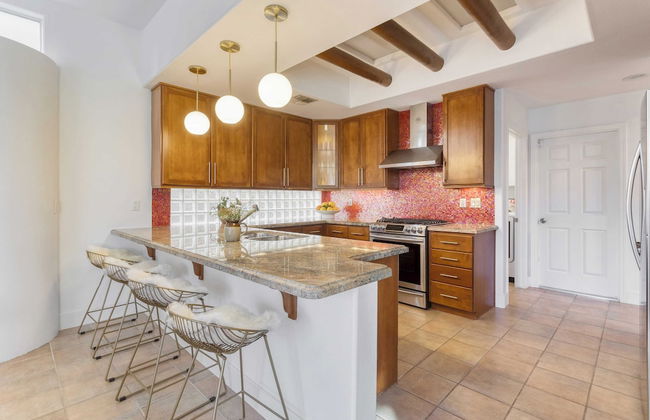 Pool + Hot Tub, Yard, Games Chic Midcentury Design Painted Sand by Avantstay - Photo 6