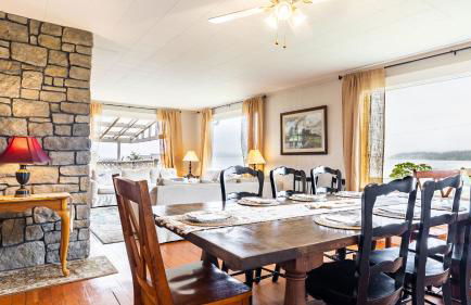 Private Beach Access + Water Views! Sleeps 18, Historic 6bdr Farmhouse w/ Deck - Foto 18