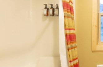 Stunning Salmon Riverfront Cabin - Foto 26