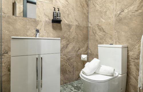 ROOMS NEAR ME - Entire place, kitchen & washroom with amenities, smart tv, fast Wifi, parking nearby - Foto 26