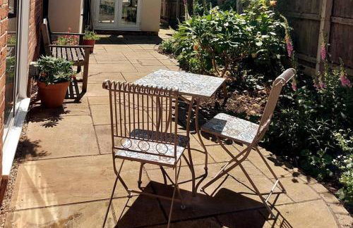 Cheerful, cosy, one bedroom home with patio and parking - Photo 9