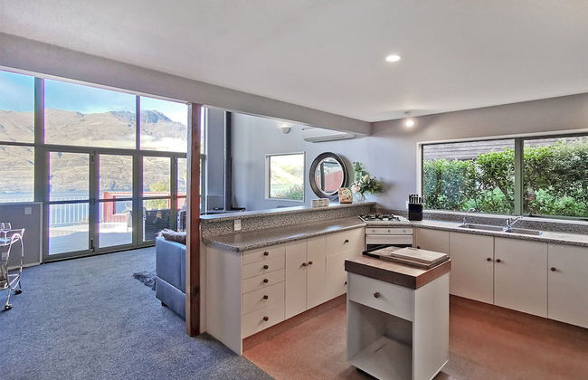 Mountain, lake, sun and this sensational home - Foto 8