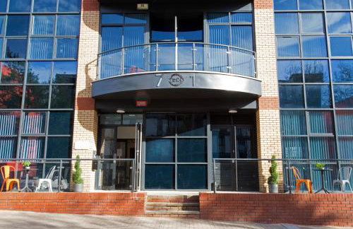 Cotels 7Zero1 Aparthotel - Unique Apartment building with friendly Reception - Sky Movies & Sports - Fitness Equipment in Apt - Pet Friendly - Private Garden Area - Foto 28