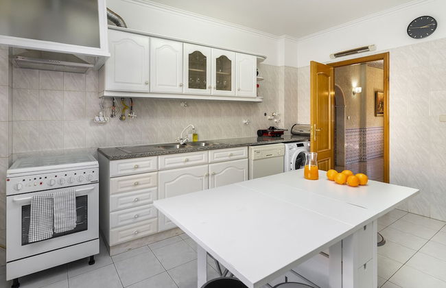 Perfect Family Hideout Residence W/Ac & 4Br + 5Ba - Photo 15