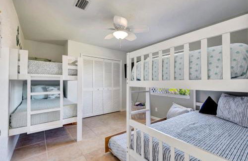 Spacious Canal-View Home with Pool and Game Room - Foto 44