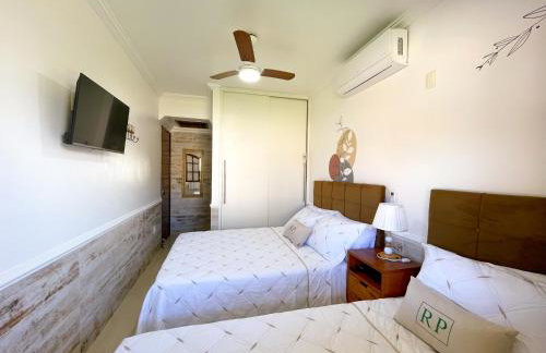 Recantos Pinheiros - Casa inteira, até 15 hóspedes - Piscina privativa, sinuca, ar condicionado e TVs nos 4 quartos - Condomínio Orla 500, lado praia - Unamar, Cabo Frio-RJ - Foto 38