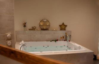 Le Mas aux Amoureux , Suite Romantique et Spa - Foto 17