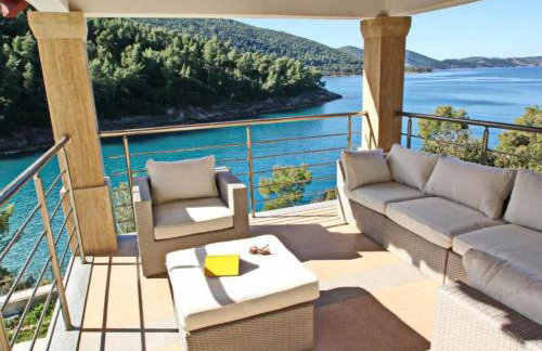 Beachfront Luxury Villa with Private Pool and Stunning Sea Views - Photo 13