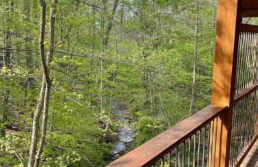 Cricket Hill Treehouse B by Amish Country Lodging - Foto 10