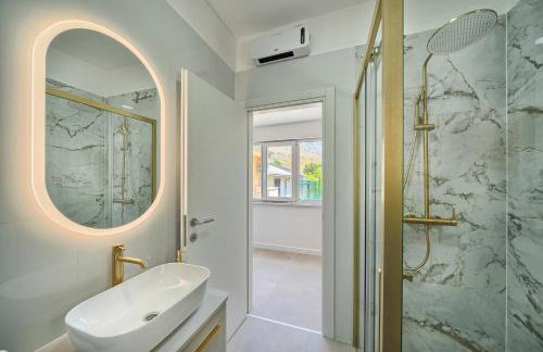 Luxury Mountain View Escape with Private Jacuzzi Split area - Photo 24