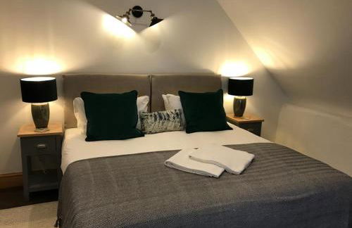 Listed One bedroom thatched cottage with garden - Photo 13