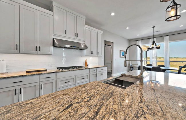 New Luxury Texas Farmhouse - Photo 73