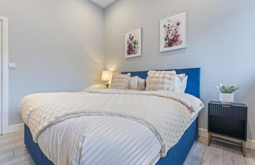 Coulsdon Grand - Sleeps 8 - 5 BR - Free Parking - Foto 19