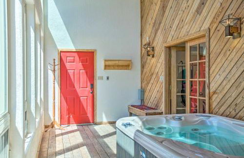 Roomy Angel Fire Home with Hot Tub, Sunroom and Views! - Foto 10