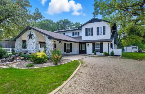 5BD Modern Farmhouse Retreat Sleeps 12 - Photo 1