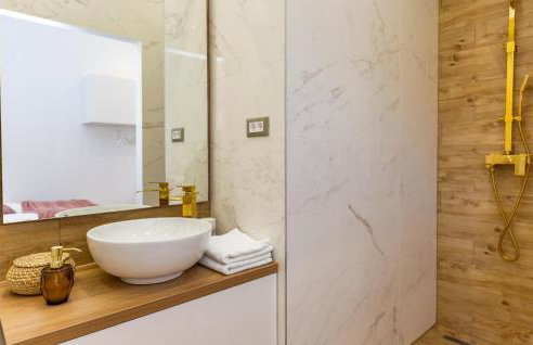 Gorgeous Home In Katuni With Wifi - Foto 44