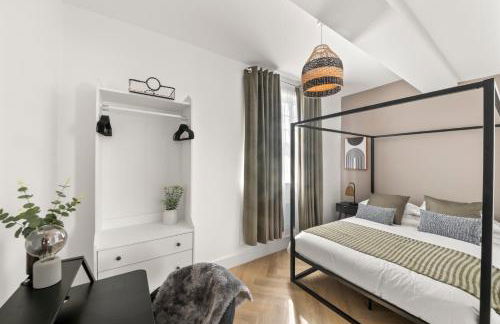 Stylish Flat I Sleeps 6 I With Parking - Photo 18