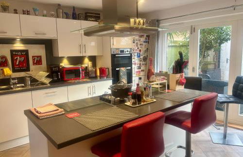 4 bed Townhouse with spectacular views 4 miles from Cardiff 10min drive or train journey to city centre - Photo 9