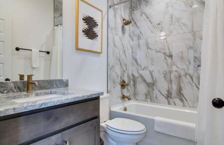 Modern East Nashville Retreat, Walk to Local Faves, Cozy Living Space, Smart TVs & Fast WiFi, Full Kitchen, Garage & Workspace, Steps to Mas Tacos & Rosepepper, 10 Min to Broadway & Nissan Stadium, 24 Hr Hospitality - Foto 15