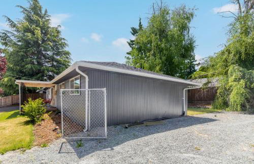 Family-Friendly 4BR Home with AC and Yard Near Airport - Foto 24