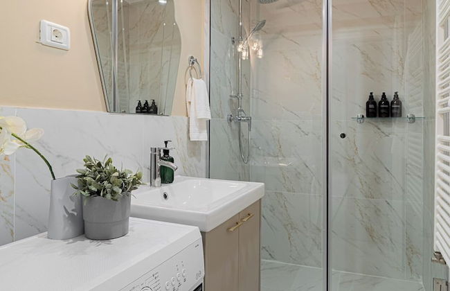 Designer 2-Bedroom Flat with Balcony & Full Amenities Steps from Piata Universitatii - Foto 31