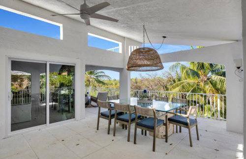 NEW LISTING! Reel Joy Waterfront Luxe with Pool and Private Dock home - Foto 38