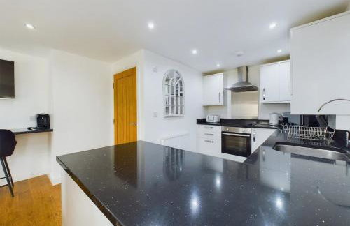 Modern 4 Bed Walk to Pubs, Shops and Countryside - Photo 18