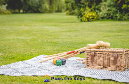 Detached countryside family home, set in extensive private gardens, with a hot tub - Pass the Keys - Photo 21